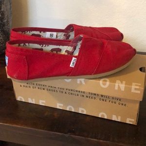 Tom’s classic red canvas